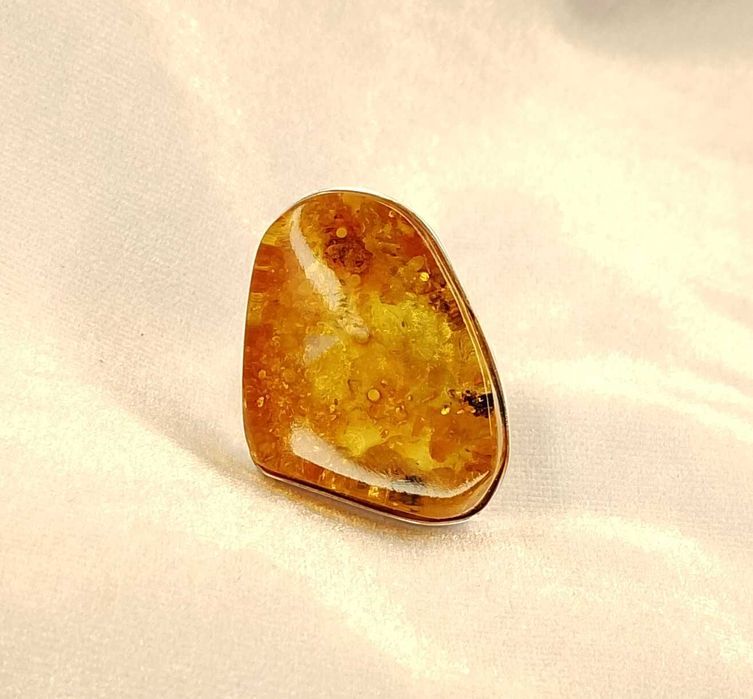 Srebrny pierścionek z bursztynem