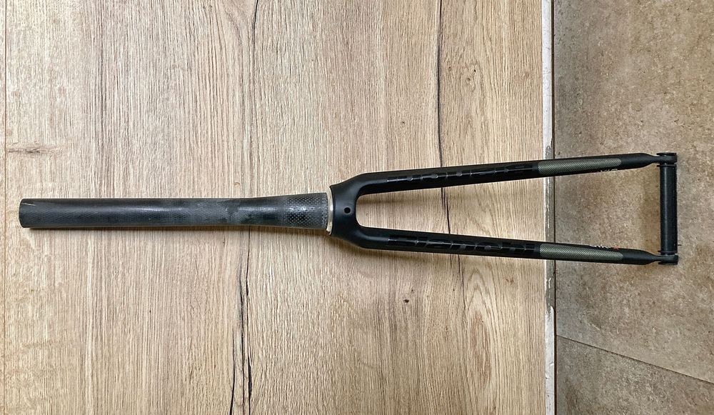 Nowy widelec szosowy carbon Bianchi QR9