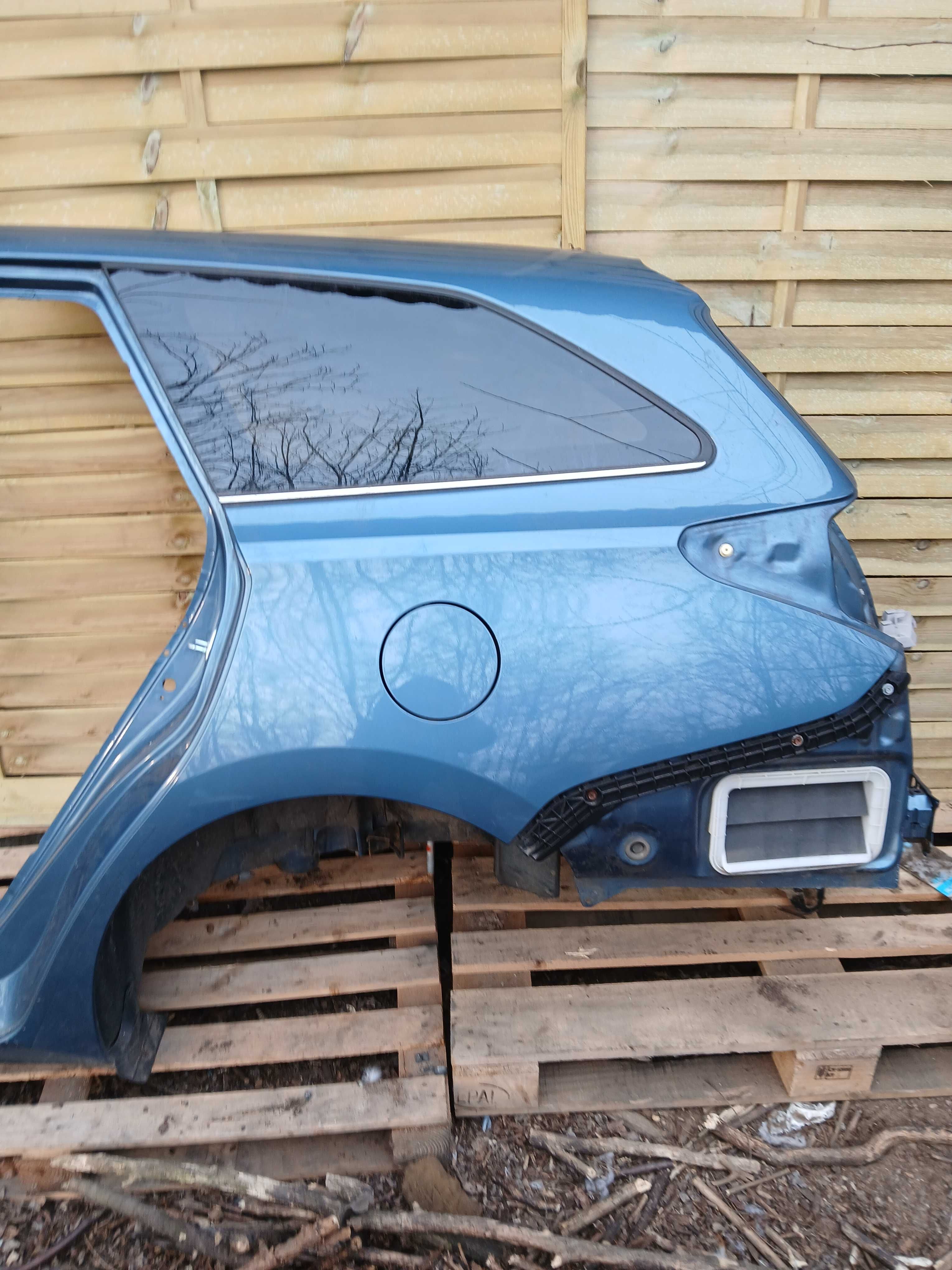 Blotnik tyl lewy tylny poszycie Toyota Auris II combi 12-18 8U6