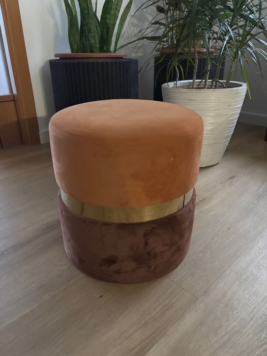 Puff veludo com lista dourada