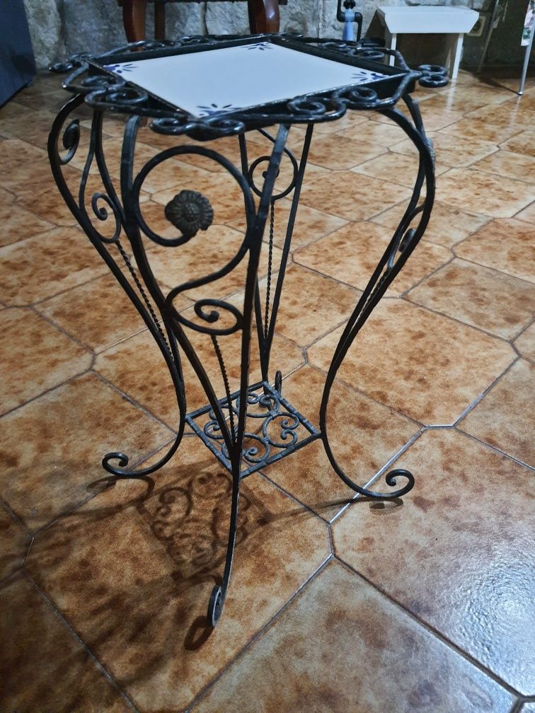 Mesa/coluna em ferro com azulejo