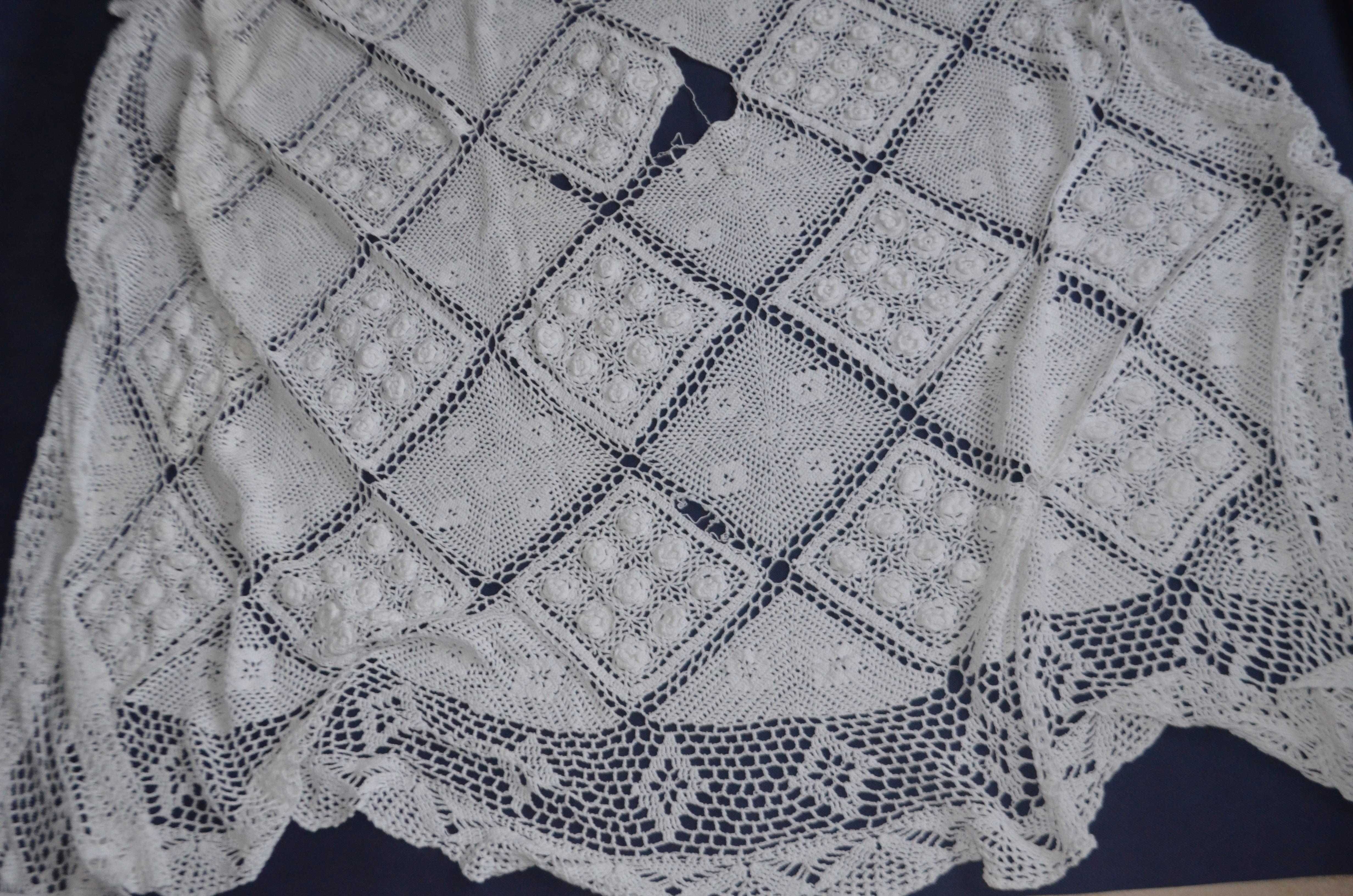 stary obrus ręcznie robiony 190 cm x 190 cm uszkodzony