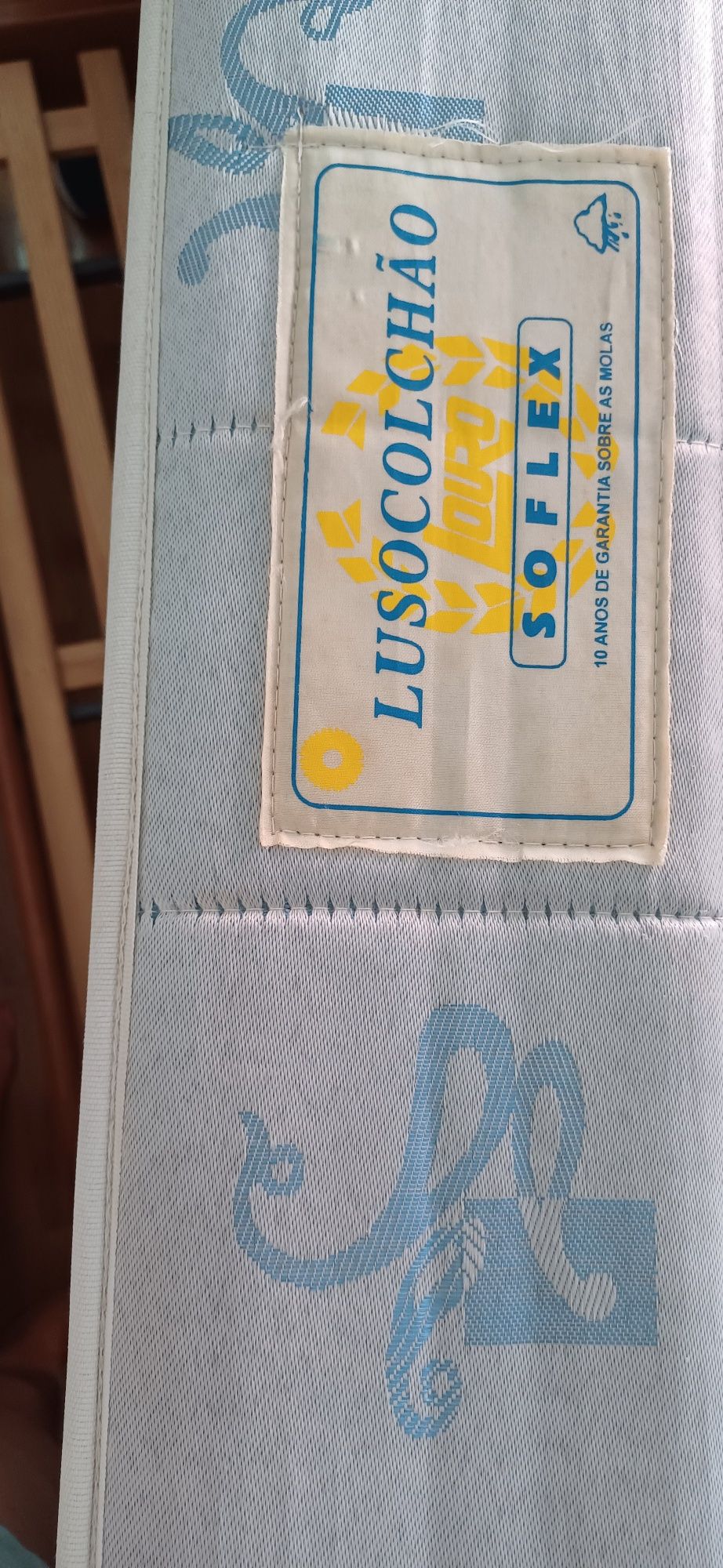 Cama (estrado com pés e colchão)