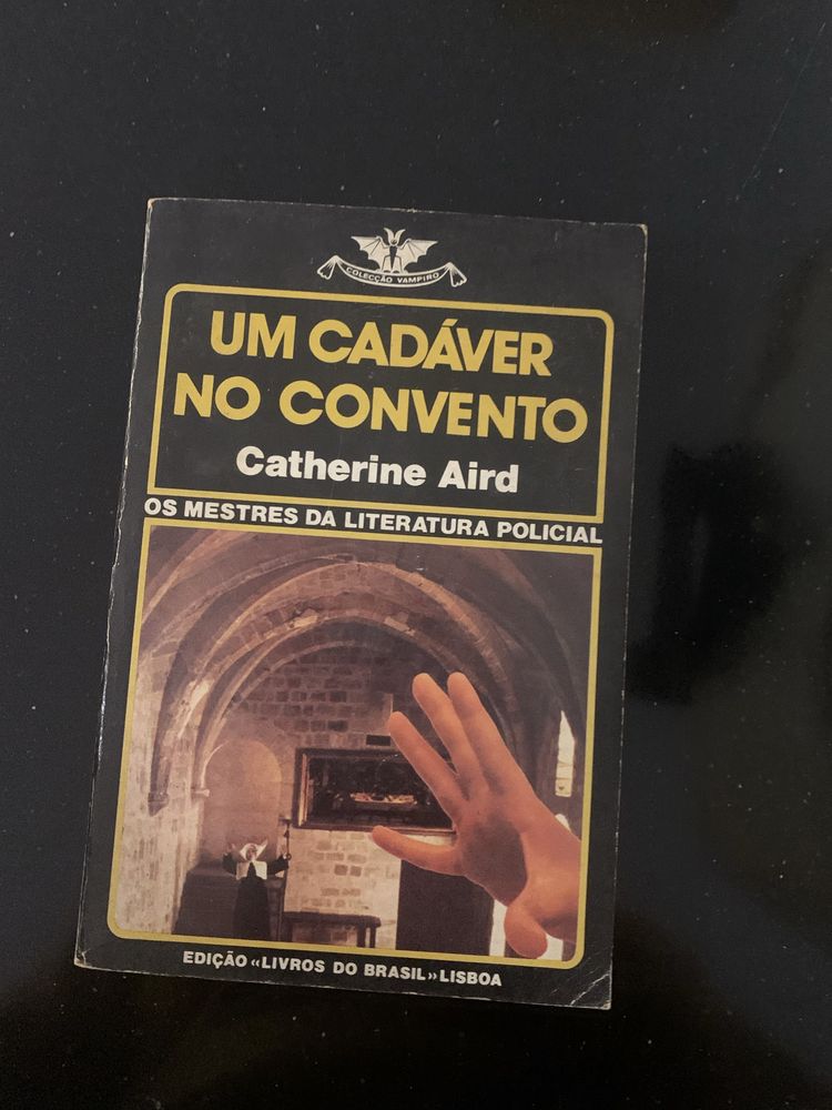 Livro - Um cadáver no convento – Catherine Aird