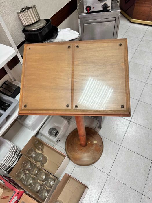 Púlpito / expositor de ementa em madeira