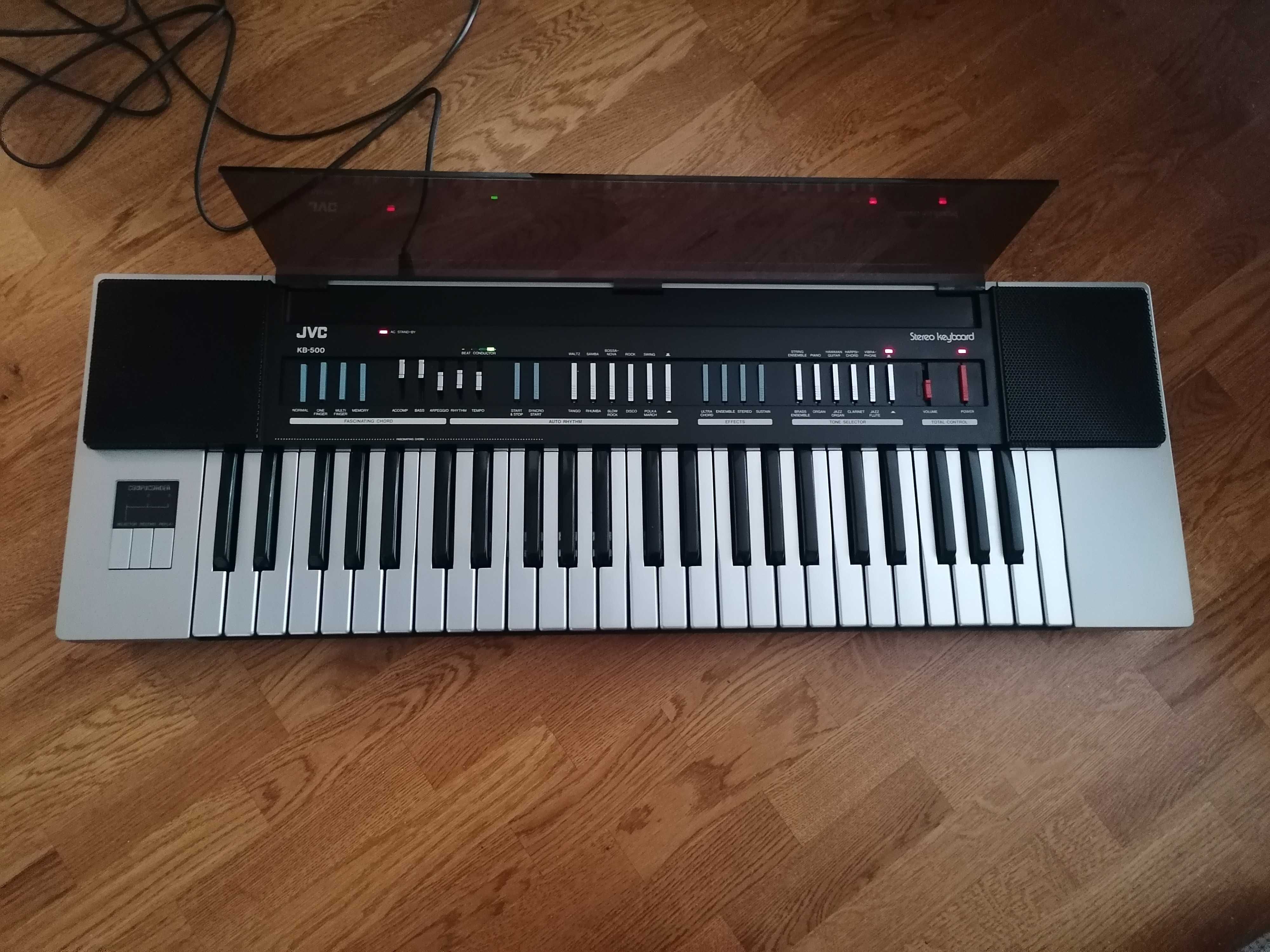 Keyboard JVC KB-500. Srebrne, metalowe klawisze.