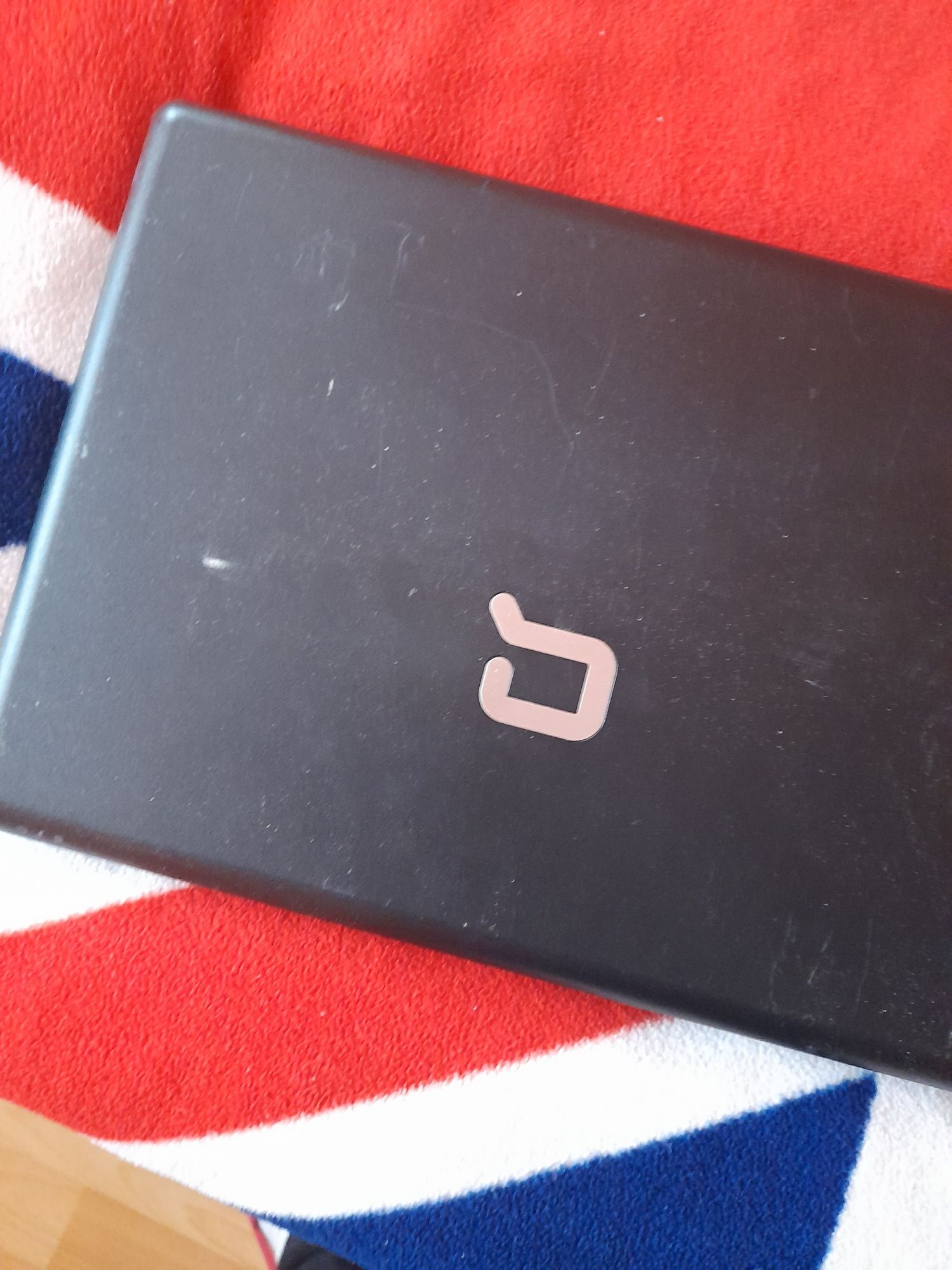 Laptopy czarny i czerwony do sprzedania