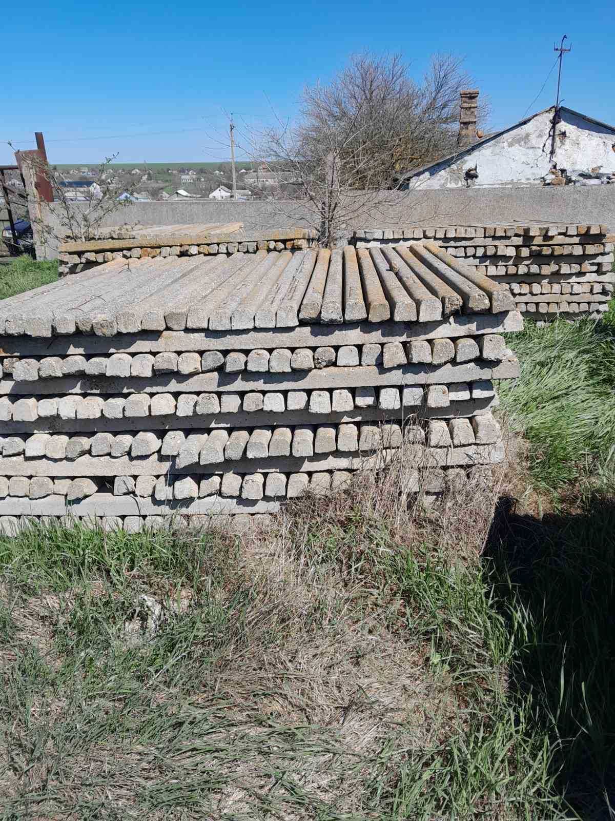 На паркан стовпчики стовпи слупи для огорожі забор з сітка та дроту