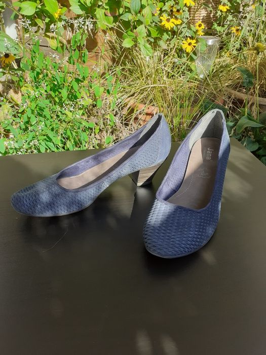 Zamszowe niebieskie czółenka marki JANA