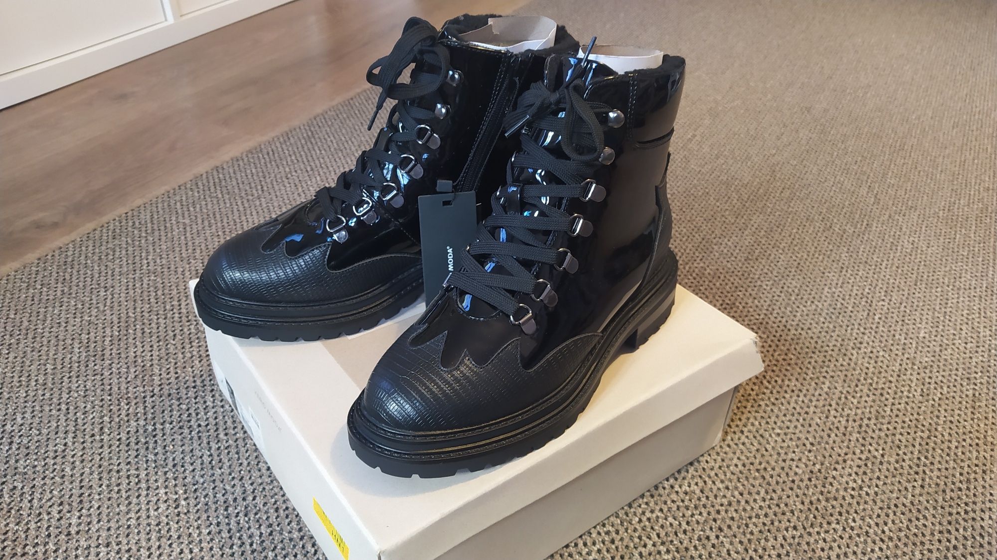 Sznurowane botki Vero Moda, nowe