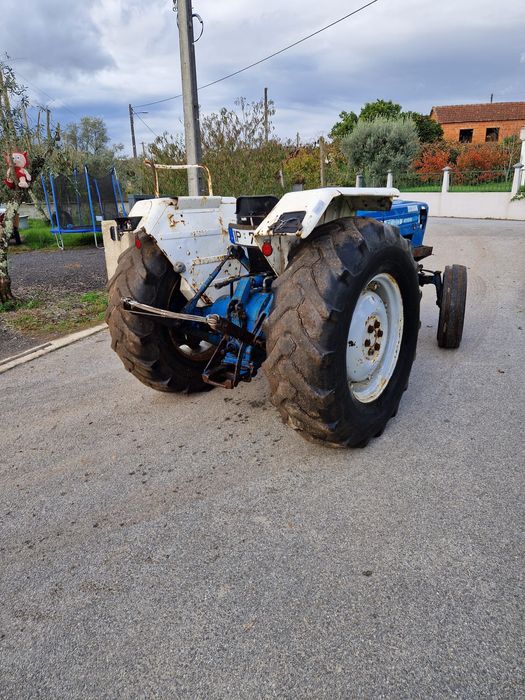 Tractor Ford 4100 com pá frontal
