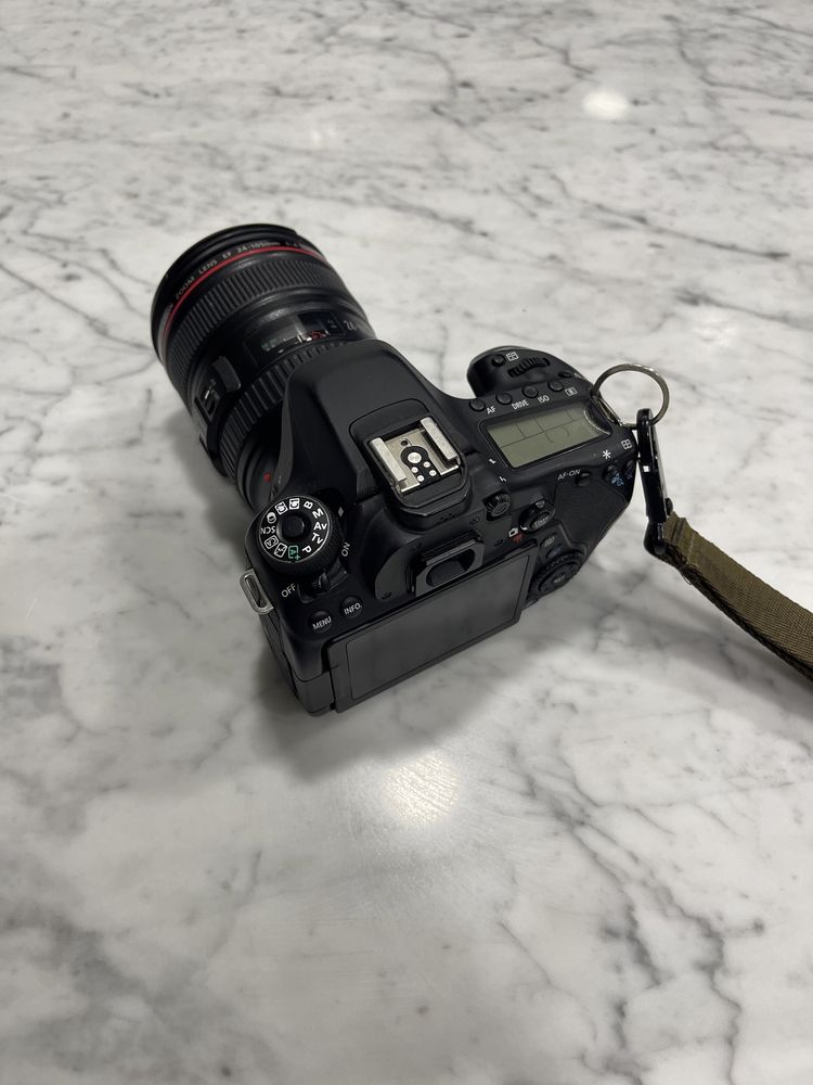 Canon Eos 80D e lente canon Ew-83H 24-105mm