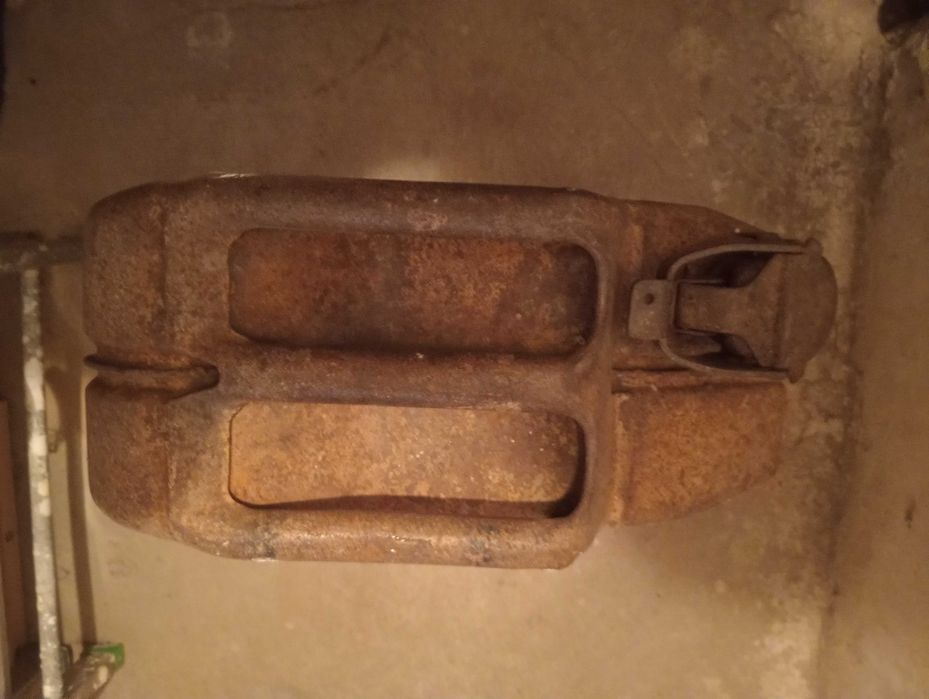 kanister pochodzący z Francji 1 i dwie dodatkowe ze II WS