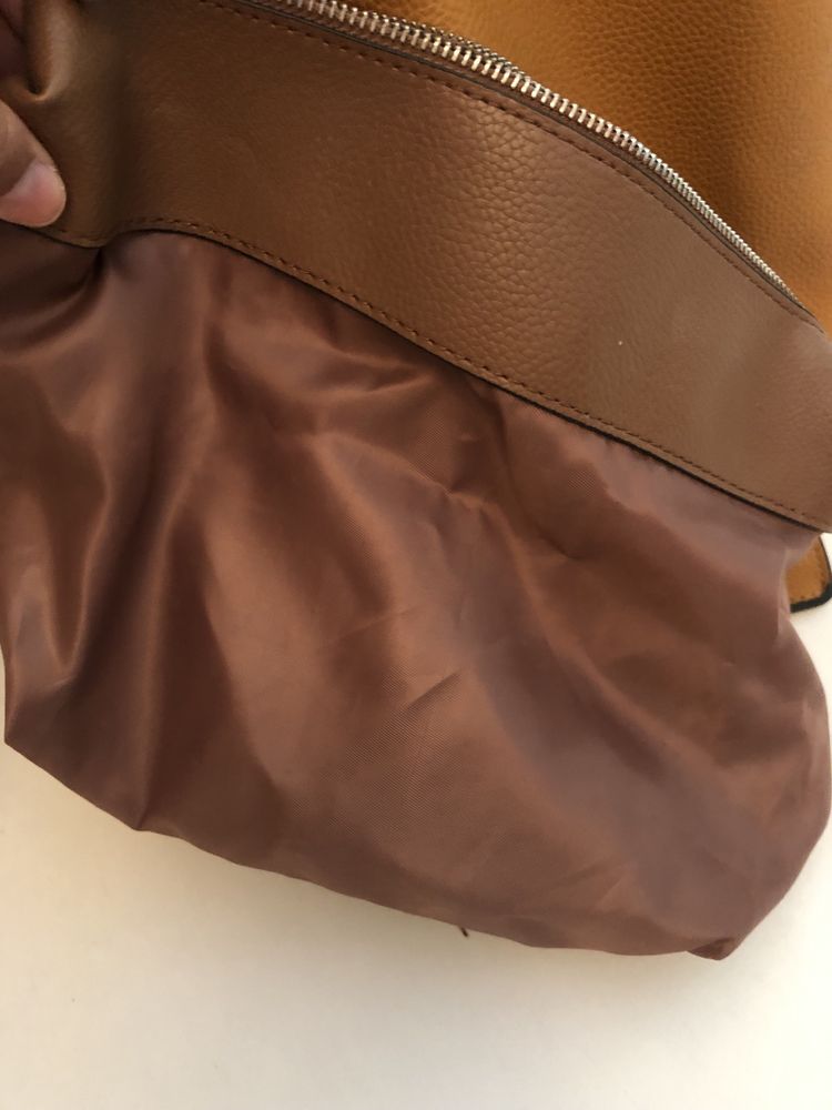 Mala com bolsa de necessair incluída Marca zara