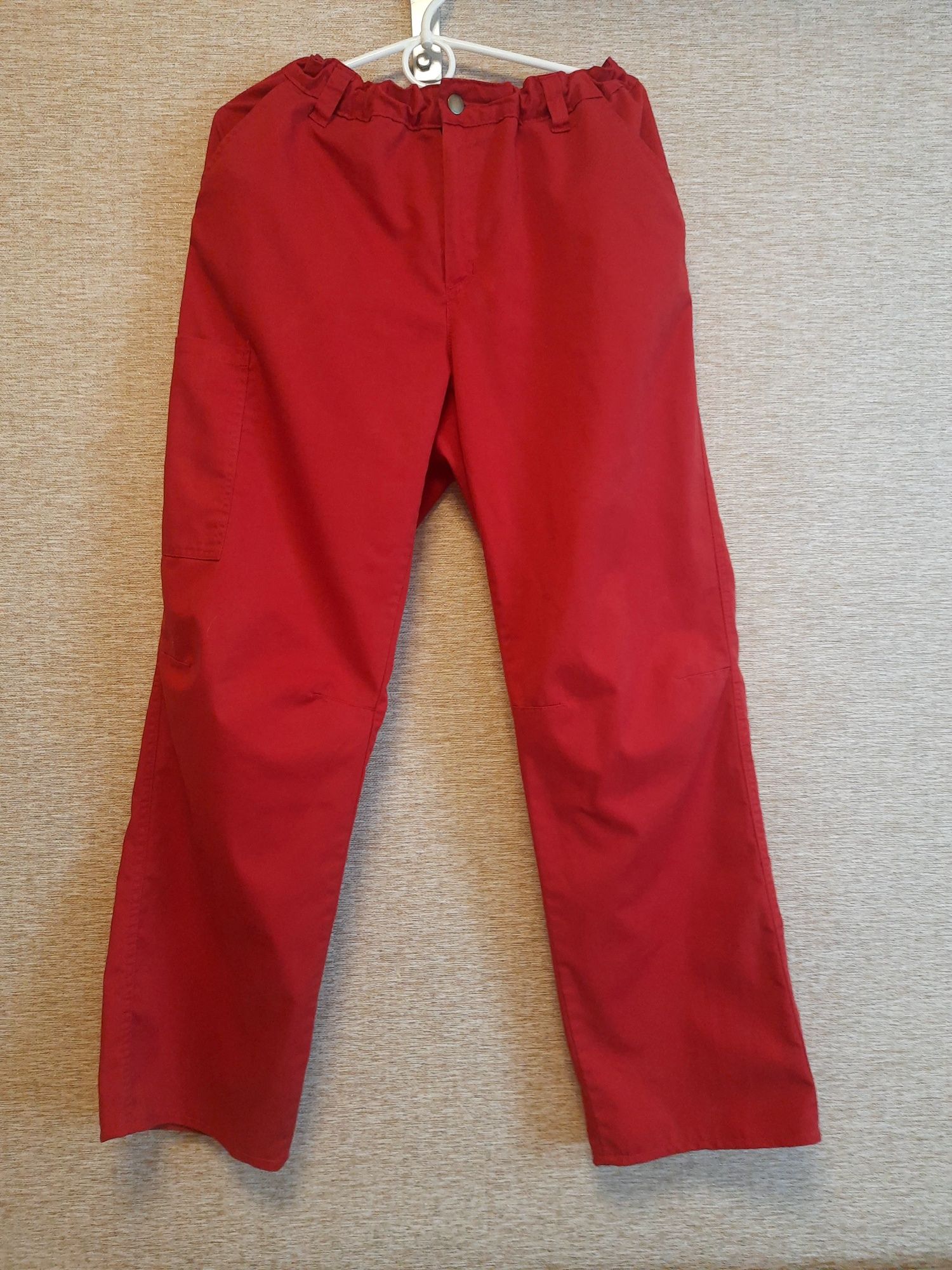Красные легкие брюки