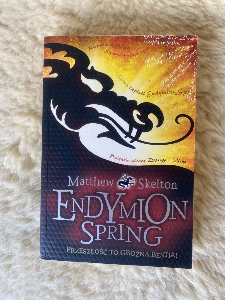 "Endymion Spring. Przeszłość to groźna bestia." Matthew Skelton