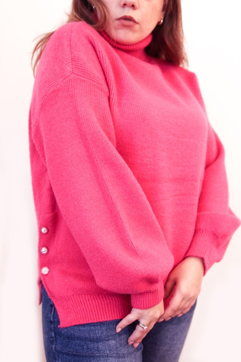 Różowy sweterek z ozdobnymi guzikami