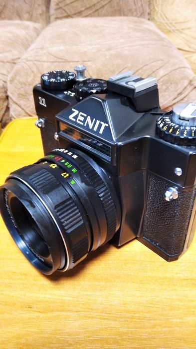 Продам плівковий фотоаппарат Зеніт с обєктивом Геліос-44м-4.