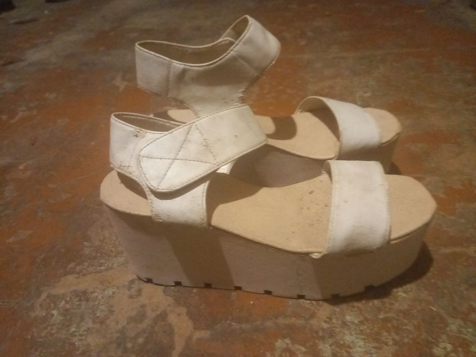 Продаю женскую обувь