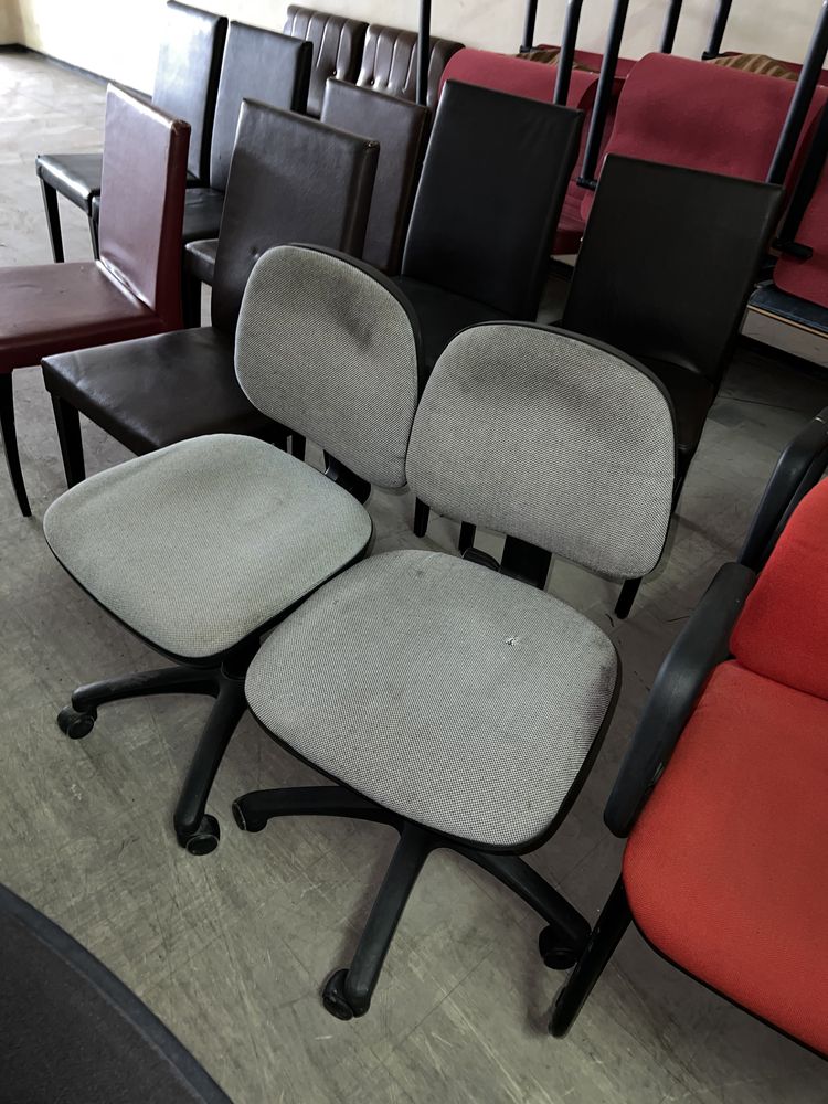 Varias cadeiras usadas