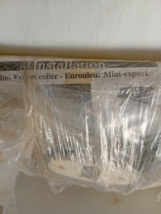 Caixa com estore com persiana