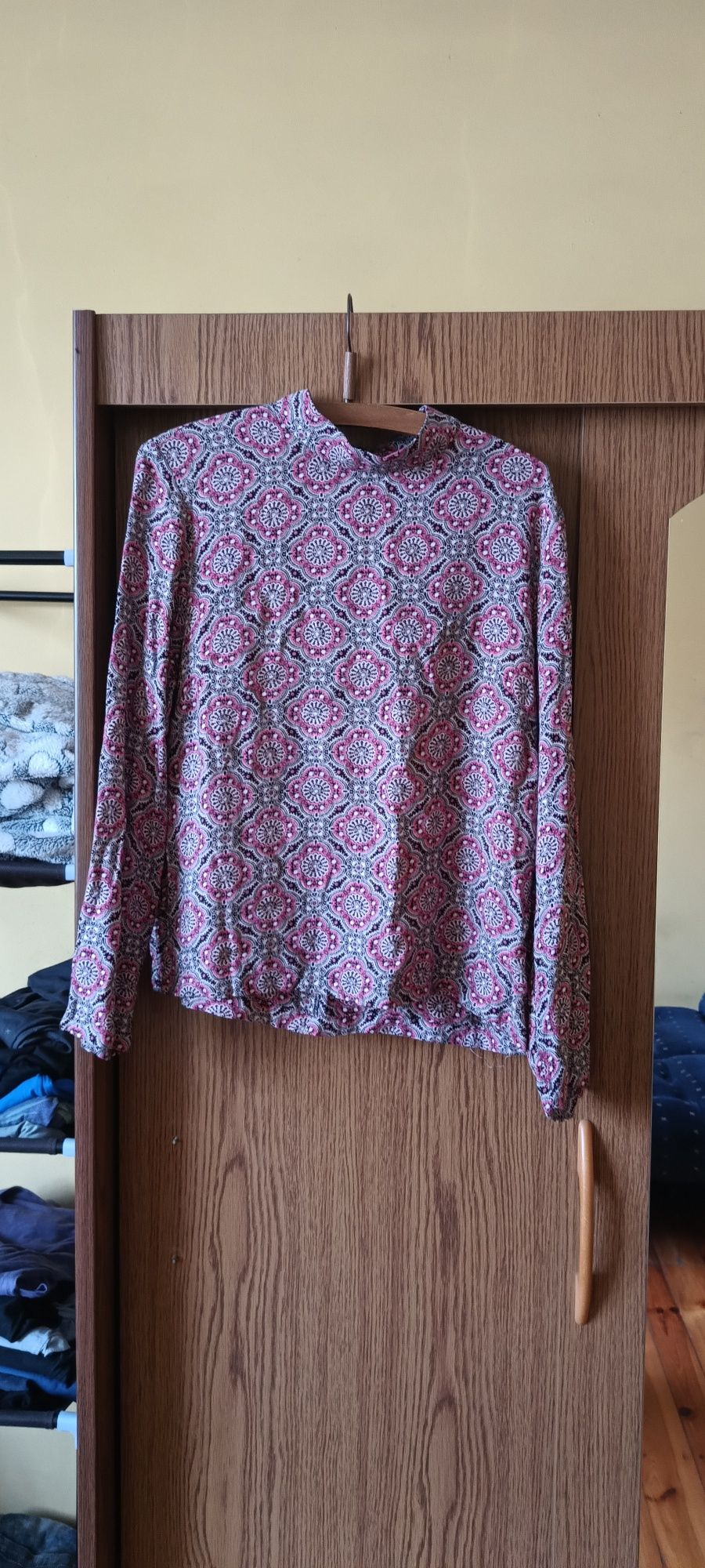 Cienka bluzeczka z długim rękawem.