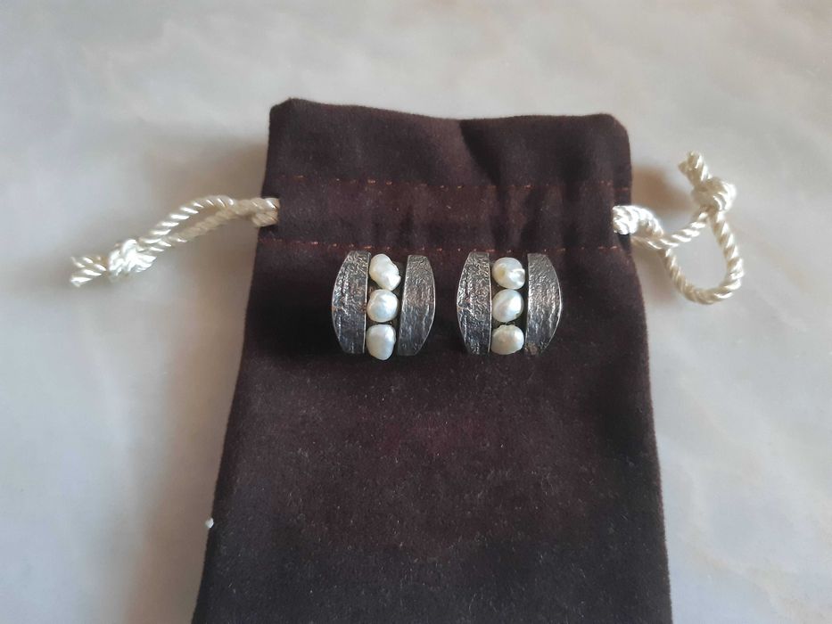 Brincos prata contrastada e pérolas, novos