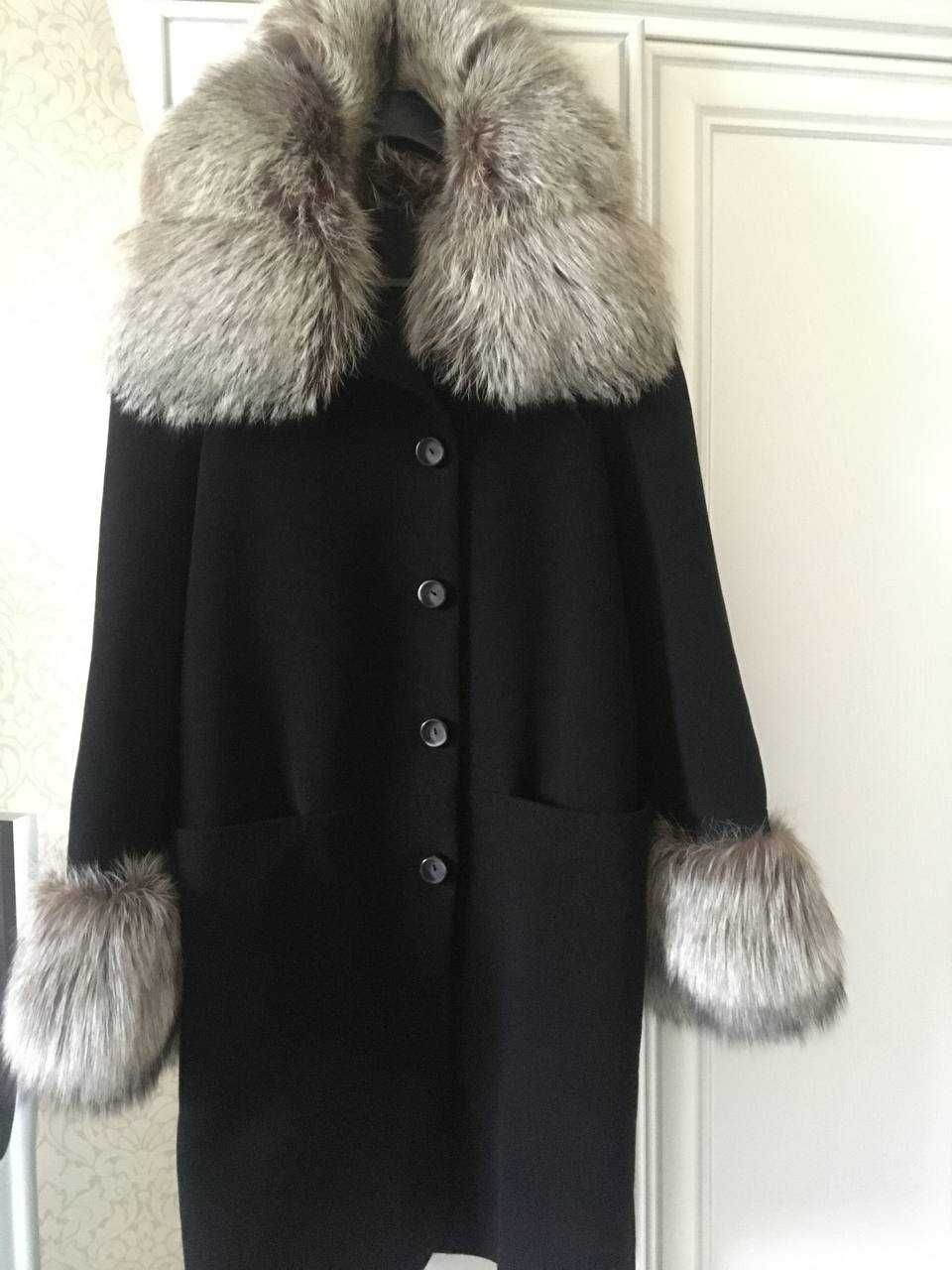 Женское пальто с мехом чернобурки STELLA POLARE Италия. Сезон -зима.