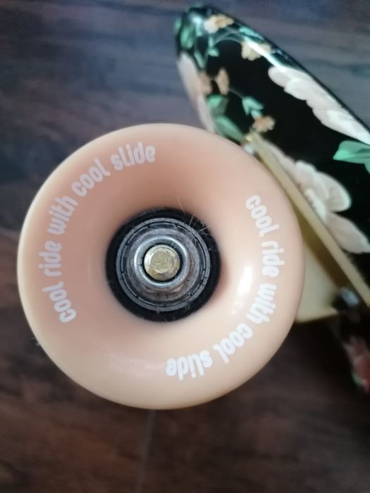 Deskorolka ze spodem w kwiaty