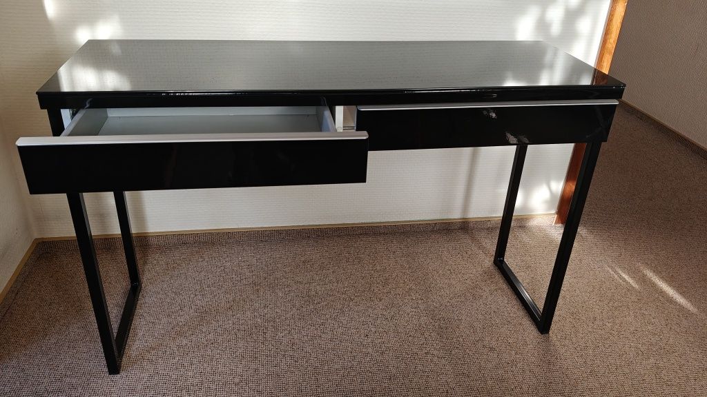 Eleganckie biurko z Ikea