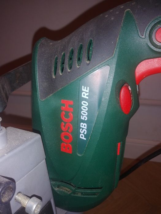 Wiertarka Bosch na statywie z imadłem