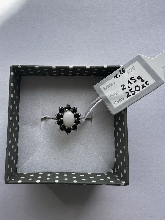 Pierścionek z opalem i onyxami