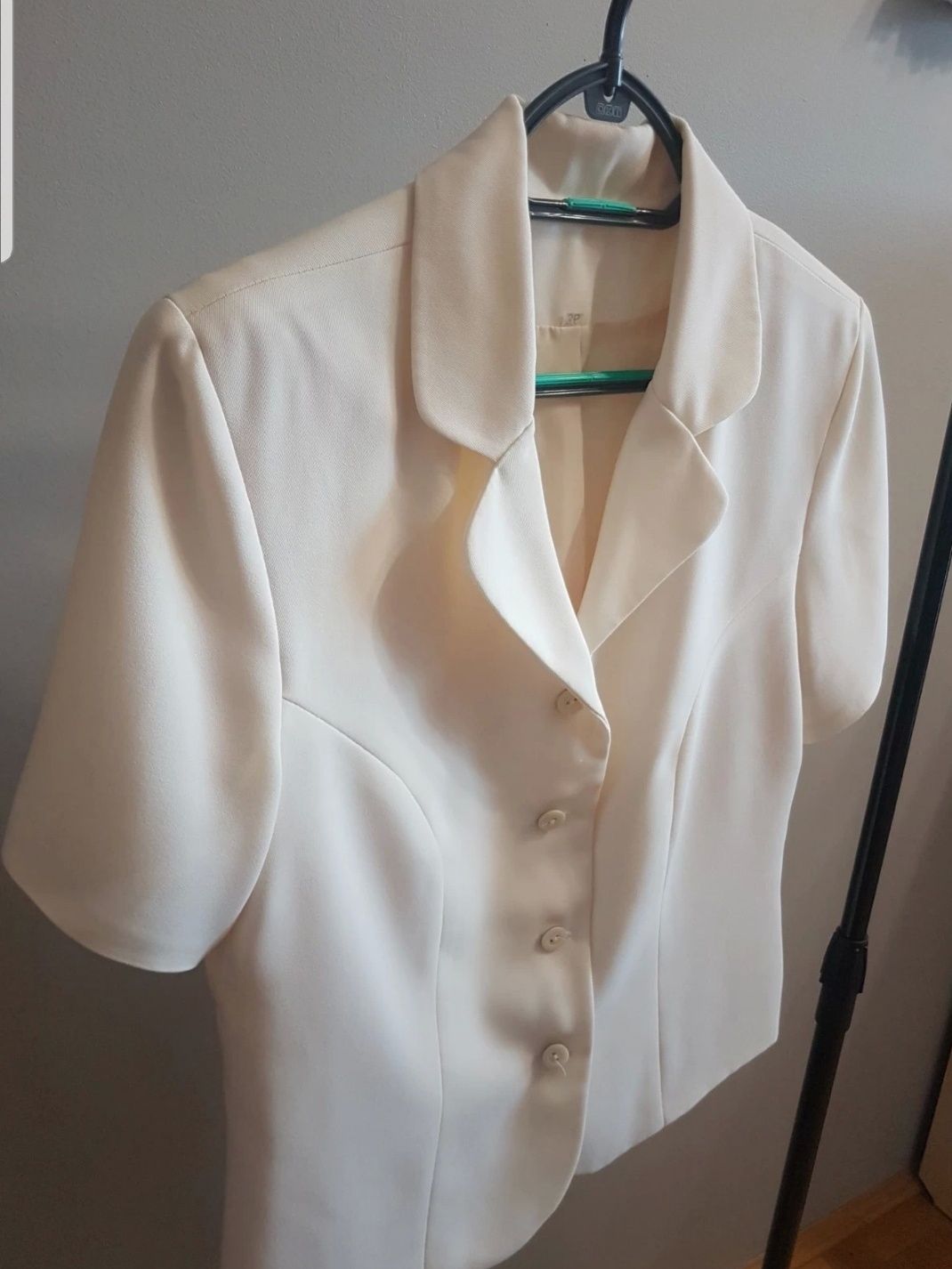 Kremowa, elegancka marynarka