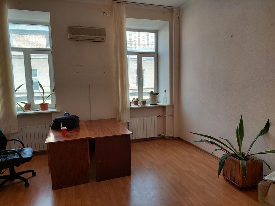 Продаю приміщення під хостел , офіси або квартири  на Хрещатику м.Київ