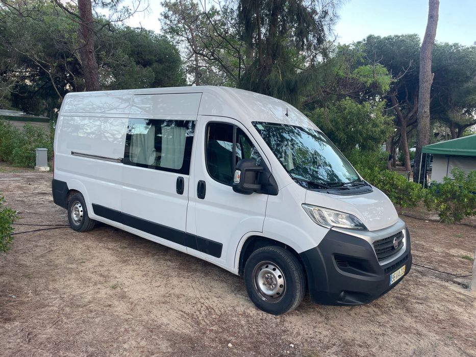 Autocaravana com duas camas de casal e WC