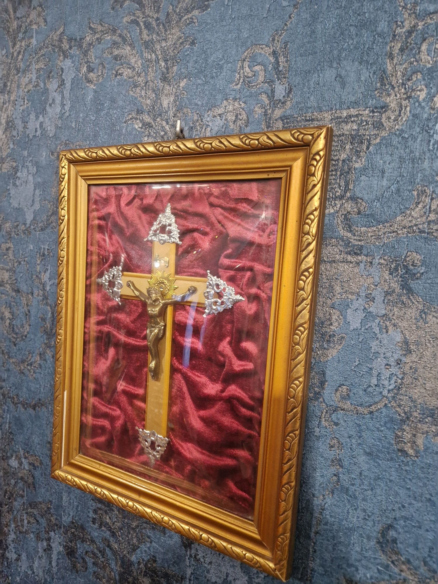 Piękny krzyż za wypukłym szkłem