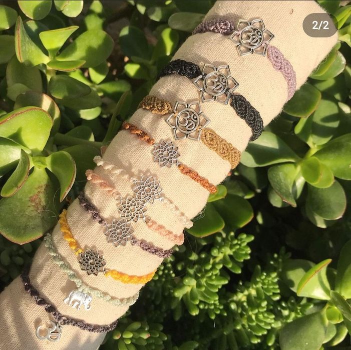 Pulseiras de macramé e cristais