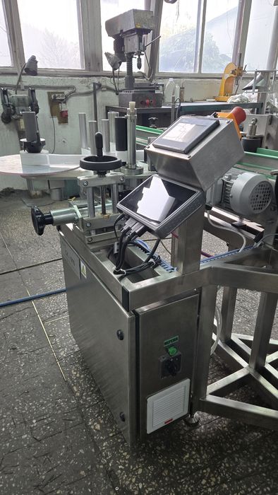 Автоматична лінія для обклейки етикетками круглої тари