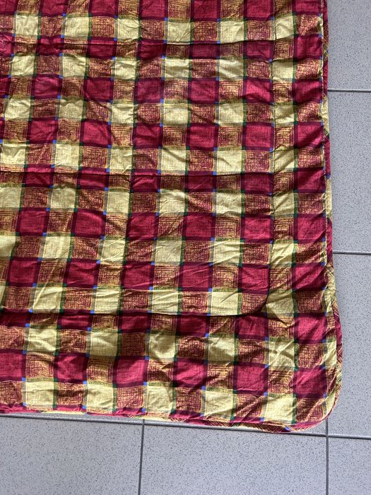 Edredão/ cobertor vermelho e amarelo