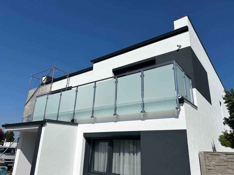 Balustrady nierdzewne  Płoty aluminiowe  ogrodzenia daszki szklane