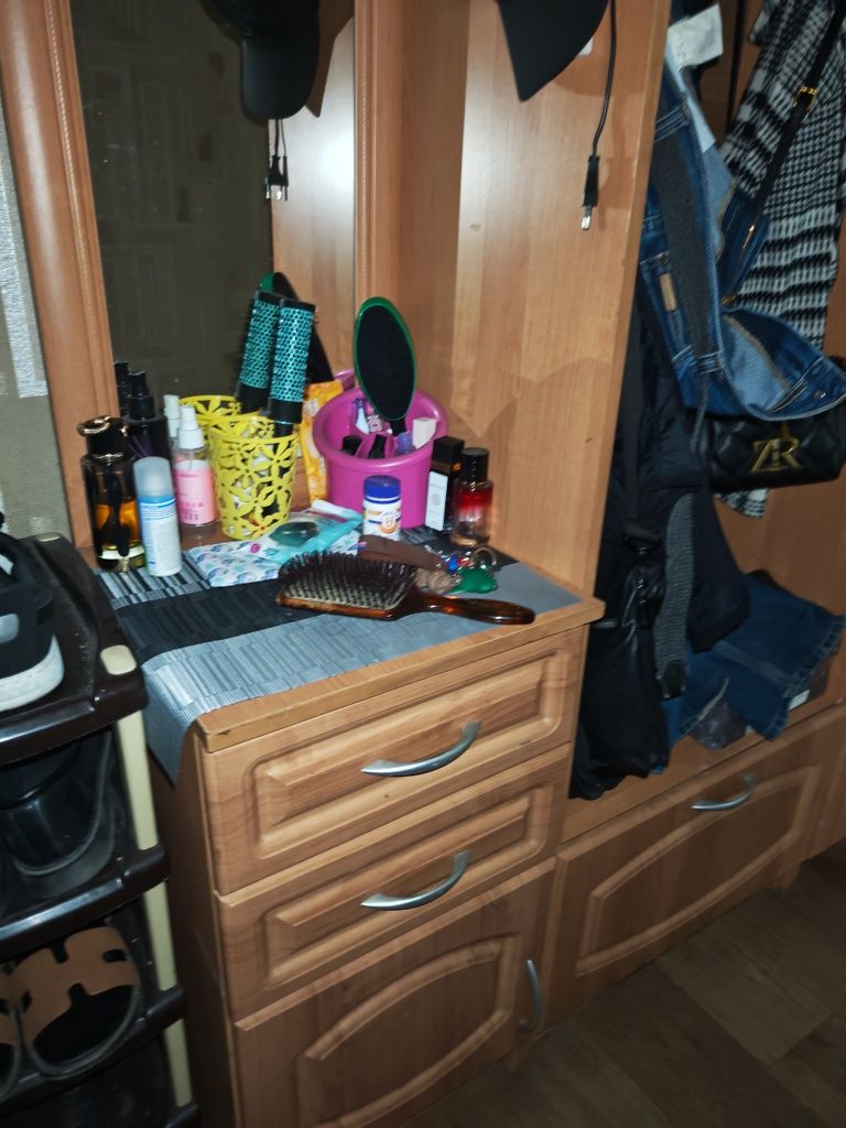Продам прихожу в коридор