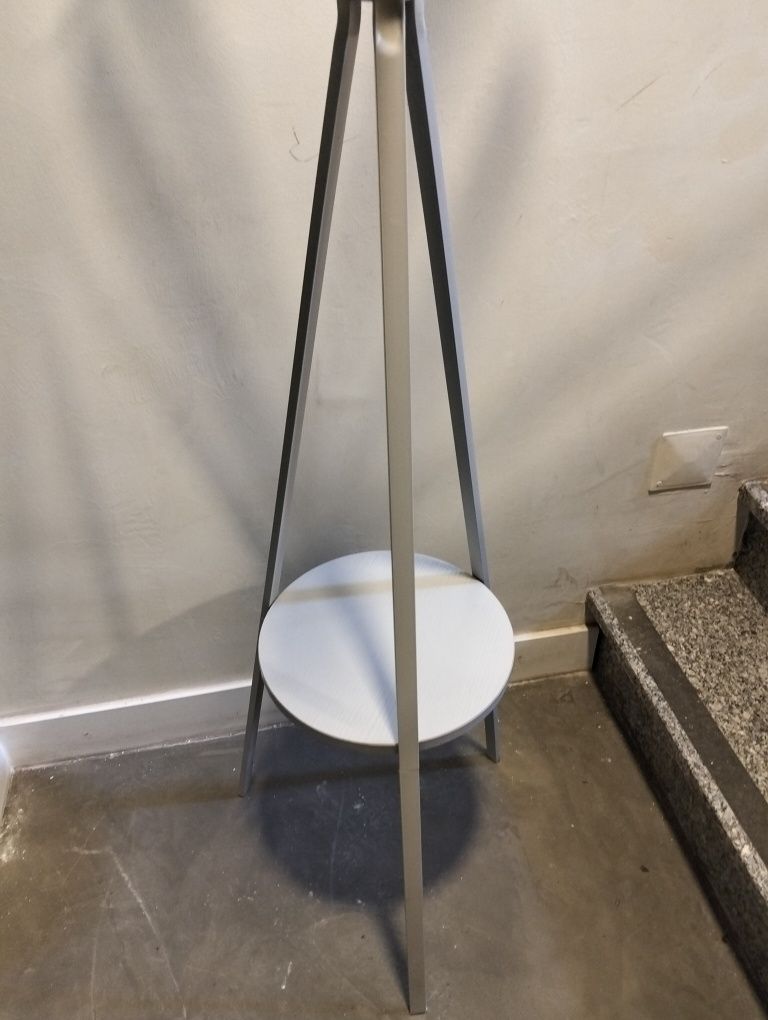 Cabide de pé cinzento