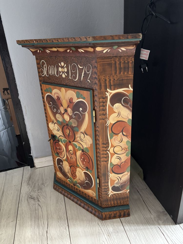 Szafka narożna do zawieszenia wysokość 70 cm.