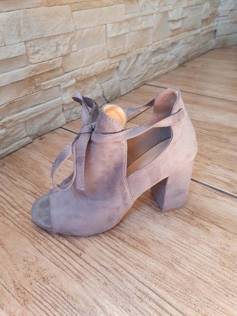 Buty na obcasie 37