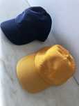 Bones em malha azul e amarelo
