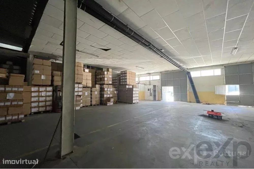 Armazém Industrial No Centro De Lousada