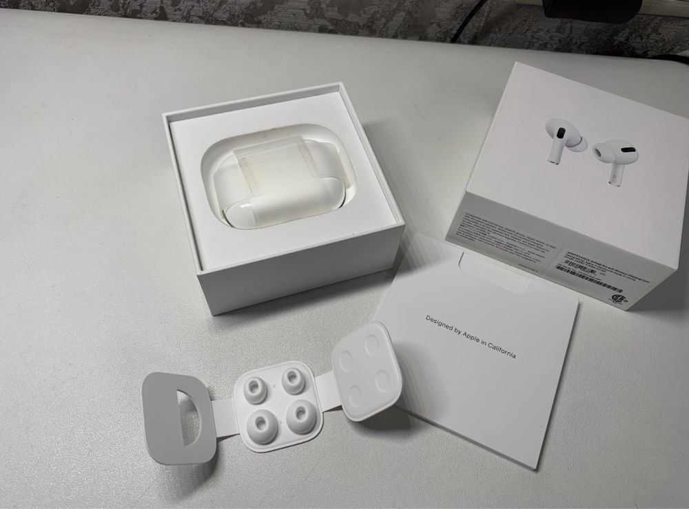 Apple AirPods pro + два чехла в подаррк!