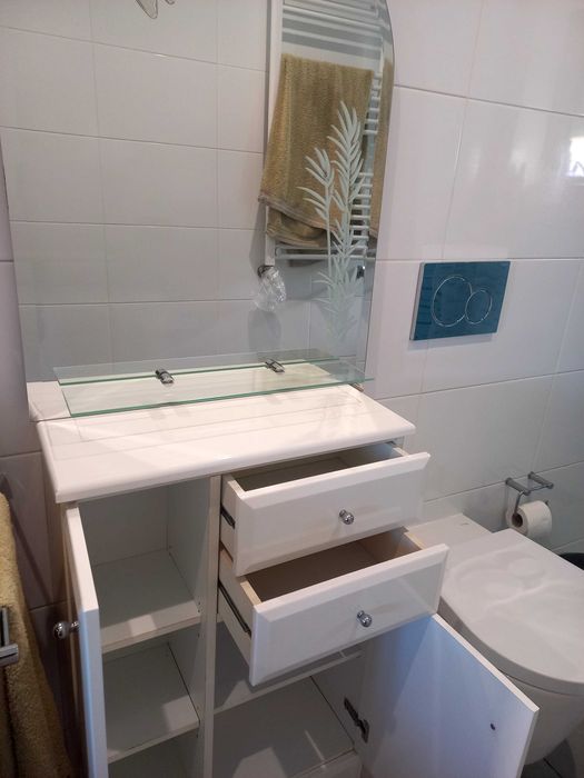 Movel de casa de banho vendo  com espelho incluído em boas condições.