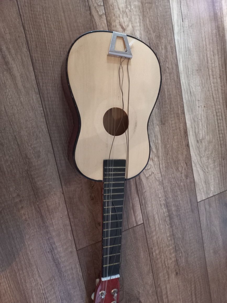 Mała gitara albo mandolina