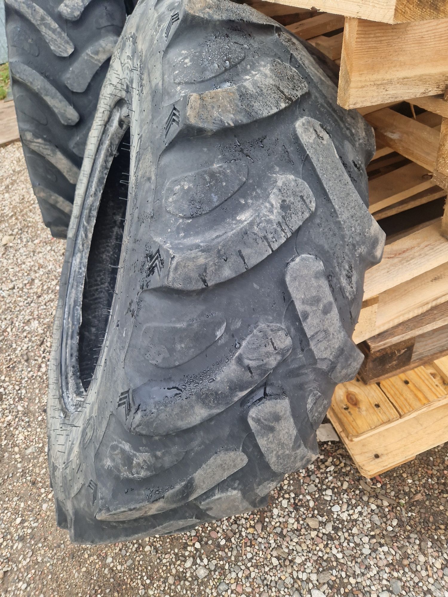 Opona 340/85r24 13.6r24